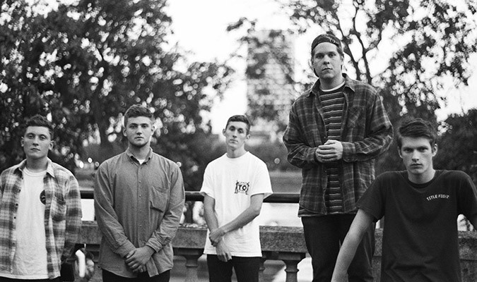 Kockás ing és grunge: fiatal punkok egy új hullámon