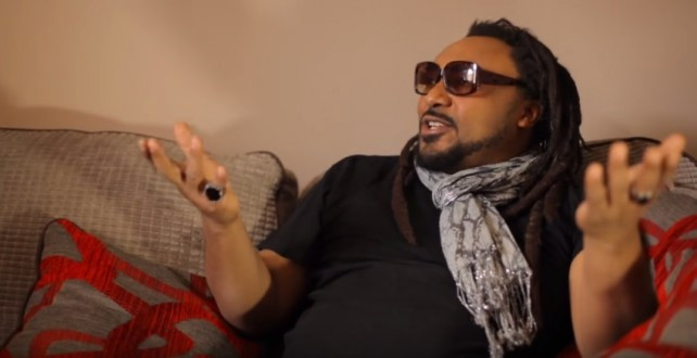 A Skindred énekesét megtámadták az utcán