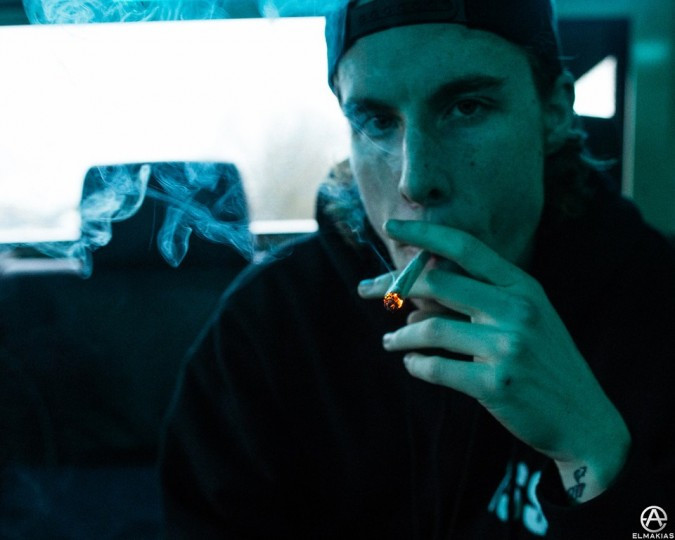 A The Story So Far énekese lerúgta a zenekar egyik tizenéves lány rajongóját a színpadról
