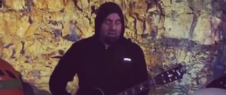 Így játszott el egy David Bowie-dalt Chino Moreno 400 láb mélyen egy vulkán gyomrában