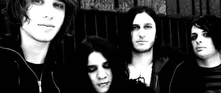 És Skrillex tényleg megint a From First To Lastben énekel