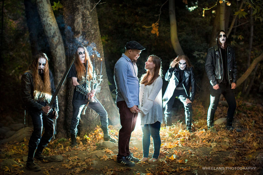 Eljegyzési fotózásra mentek az erdőbe, belefutottak egy black metal bandába