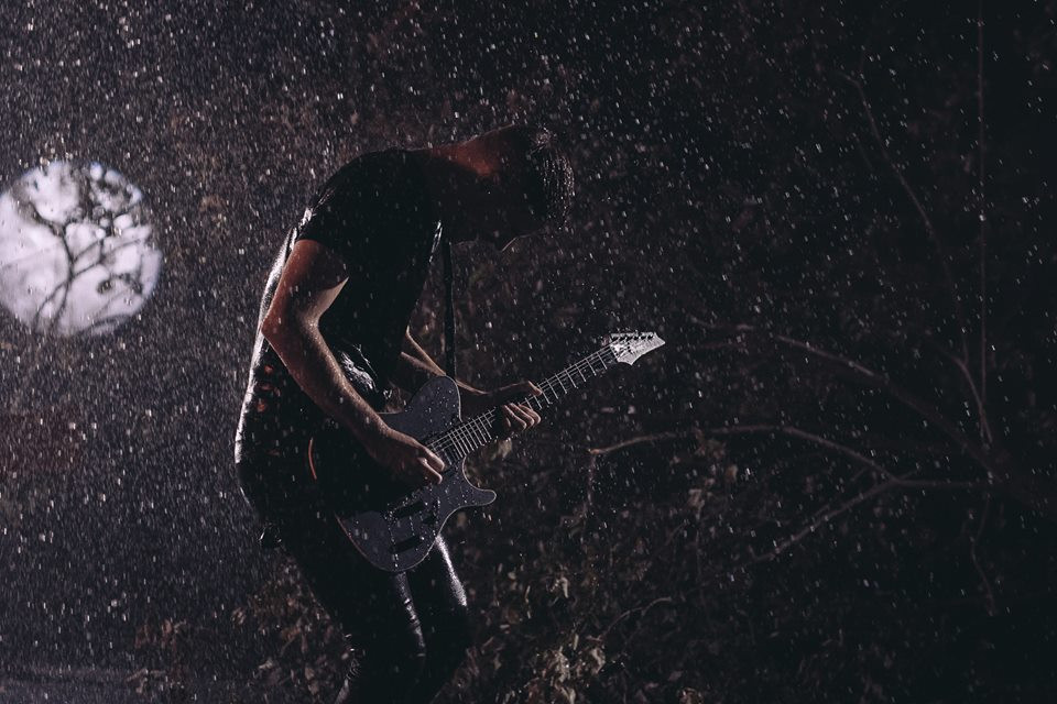 Bőrig ázva egy temetőben - bemutatta új videóját a Bury Tomorrow