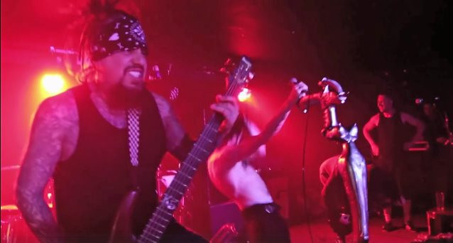 A Korn tagjai beugrottak zenélni egy Korn tribute-bandába