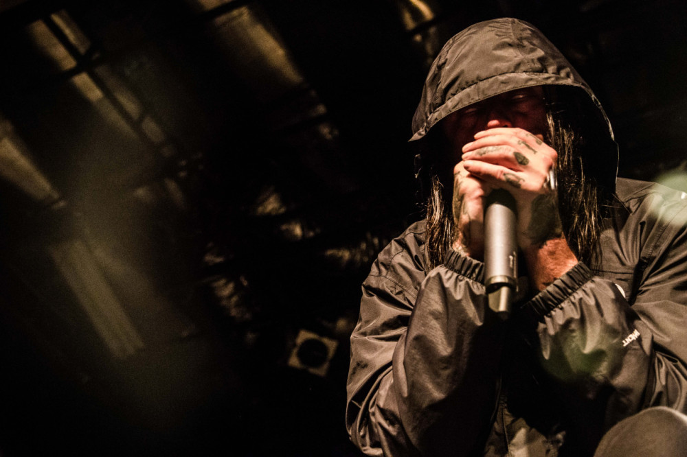 CJ McMahon énekel a Thy Art Is Murder tavaszi Európa-turnéján
