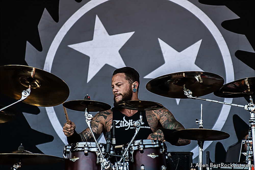 Kilépett a Whitechapel dobosa