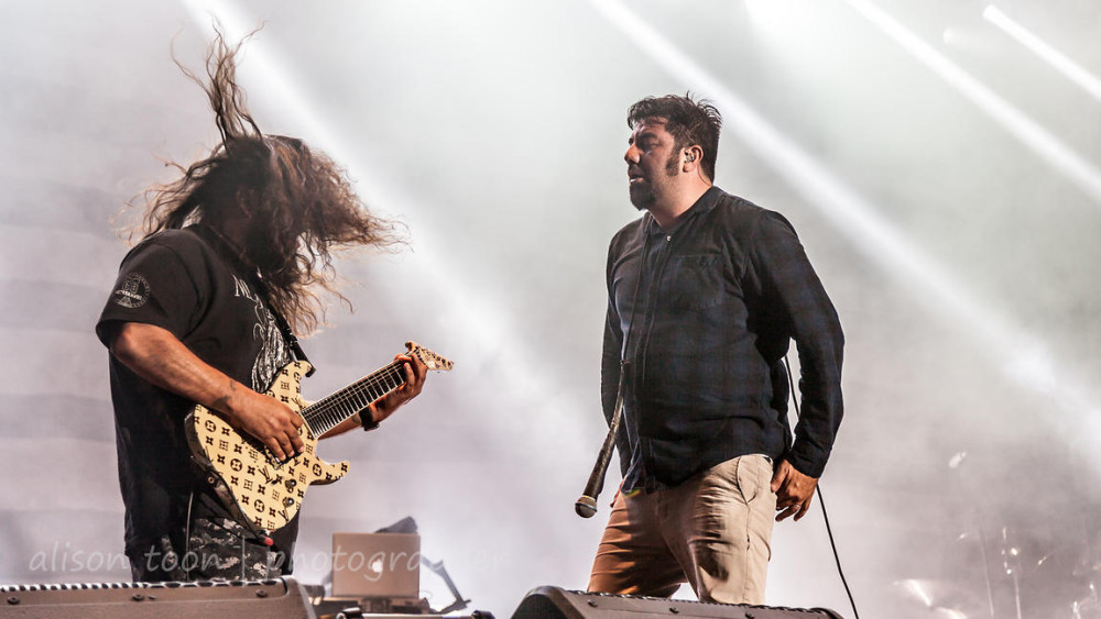 Egy egész évvel halasztják a Deftones-koncertet