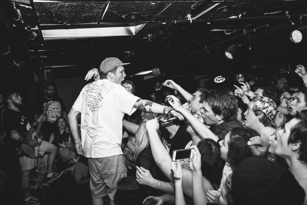 Két szám után befejezett egy koncertet a Neck Deep az erőszakos biztonságiak miatt