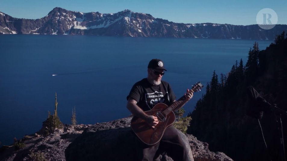 Scott Kelly kiült a Kráter-tó szikláira Neurosist pengetni