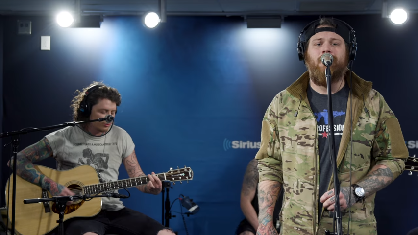 Így játszik az Asking Alexandria egy Ed Sheeran-számot