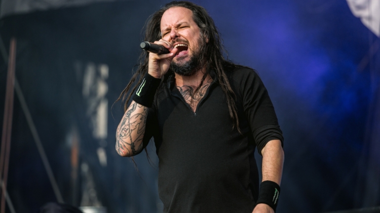 Elszállósabb, merészebb dalt mutatott Jon Davis