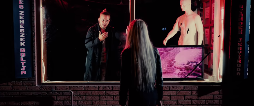 Kirakatból kritizálja a kirakatvilágot a Down for Whatever