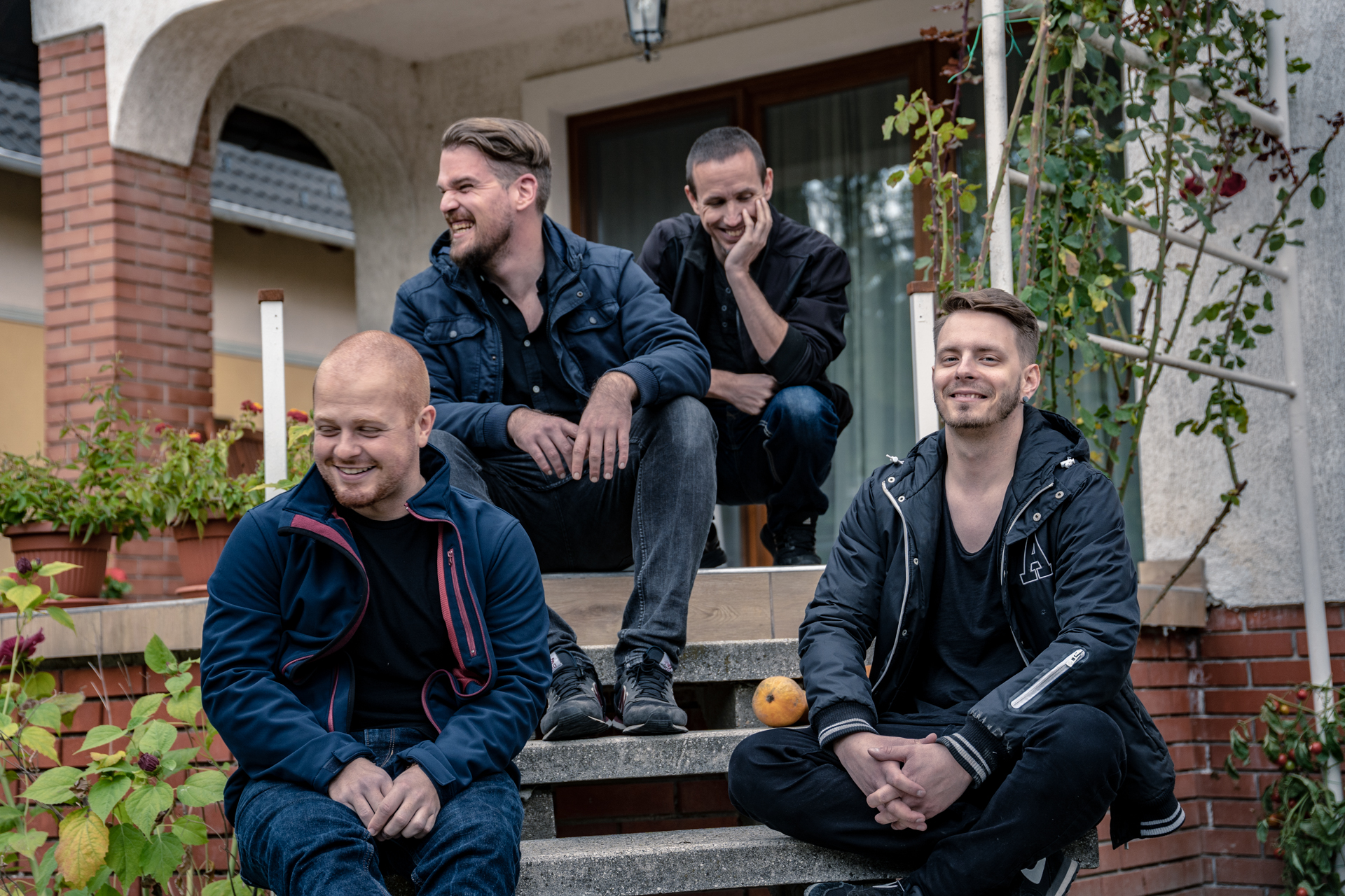 Friss dalt mutatott be a Glasskey