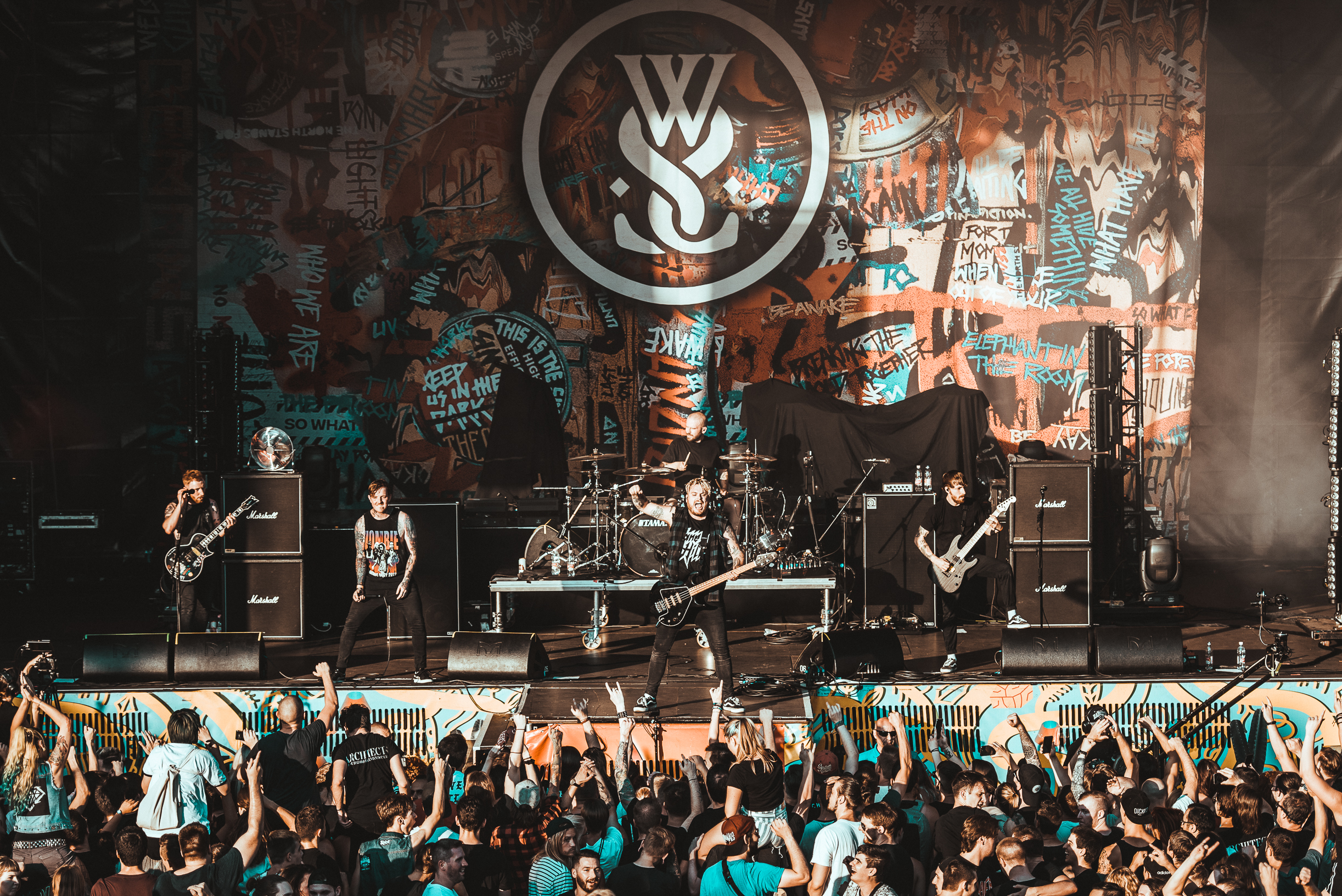 Budapesten is forgott a While She Sleeps új turnéklipje