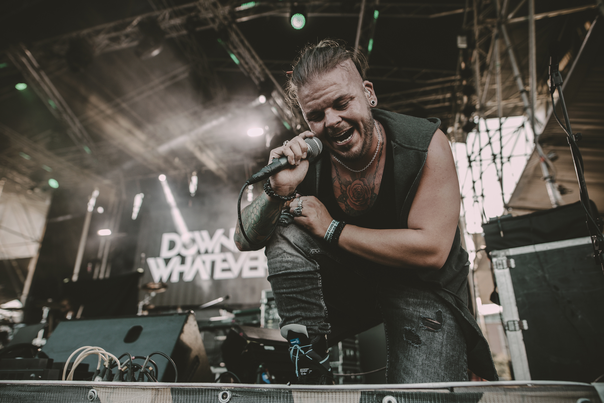 Új dalokat mutatott a Down for Whatever és a New Friend Request