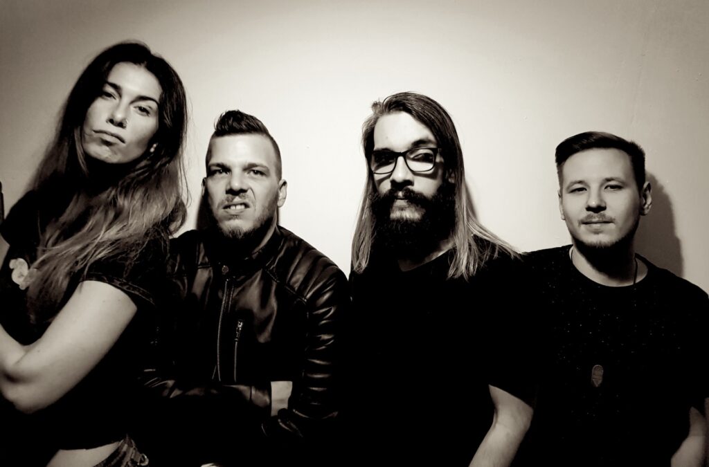 Egy jazzénekesnő egy stoner bandában? Igen, ez a Woodstock Barbie