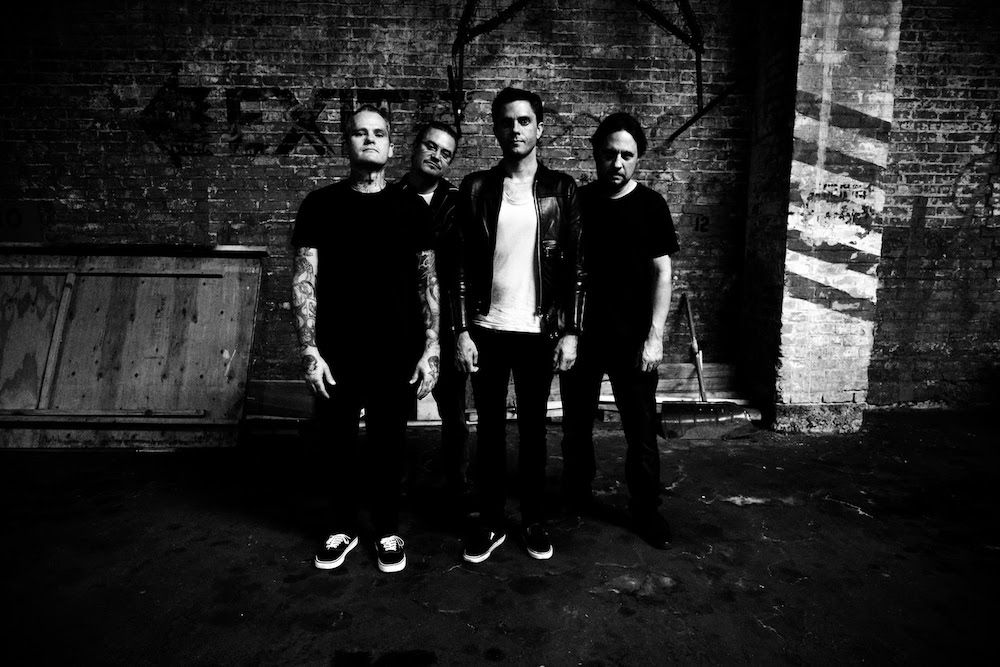 Black Flag-dallal tiltakozik a rendőri brutalitás ellen a Dead Cross