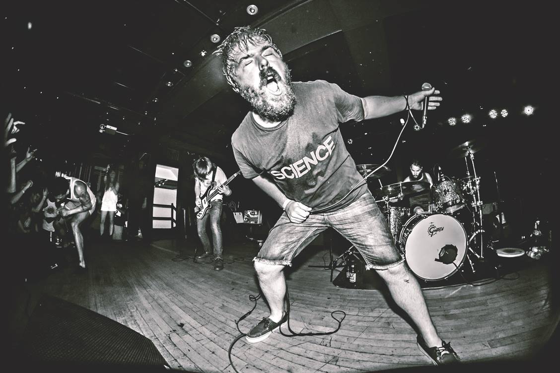 Több mint egy évtized után új számokat adott ki a Horse the Band