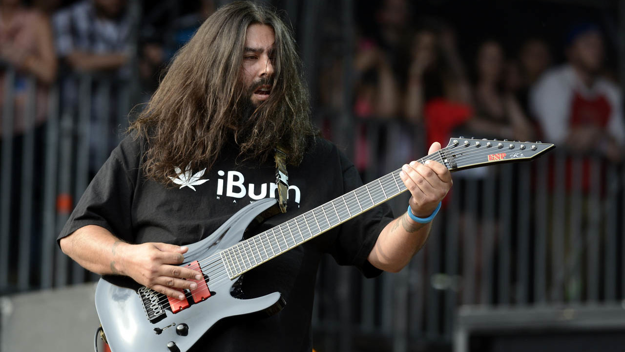 A Deftones gitárosa laposföldes, de legalább vírus- és dínótagadó is