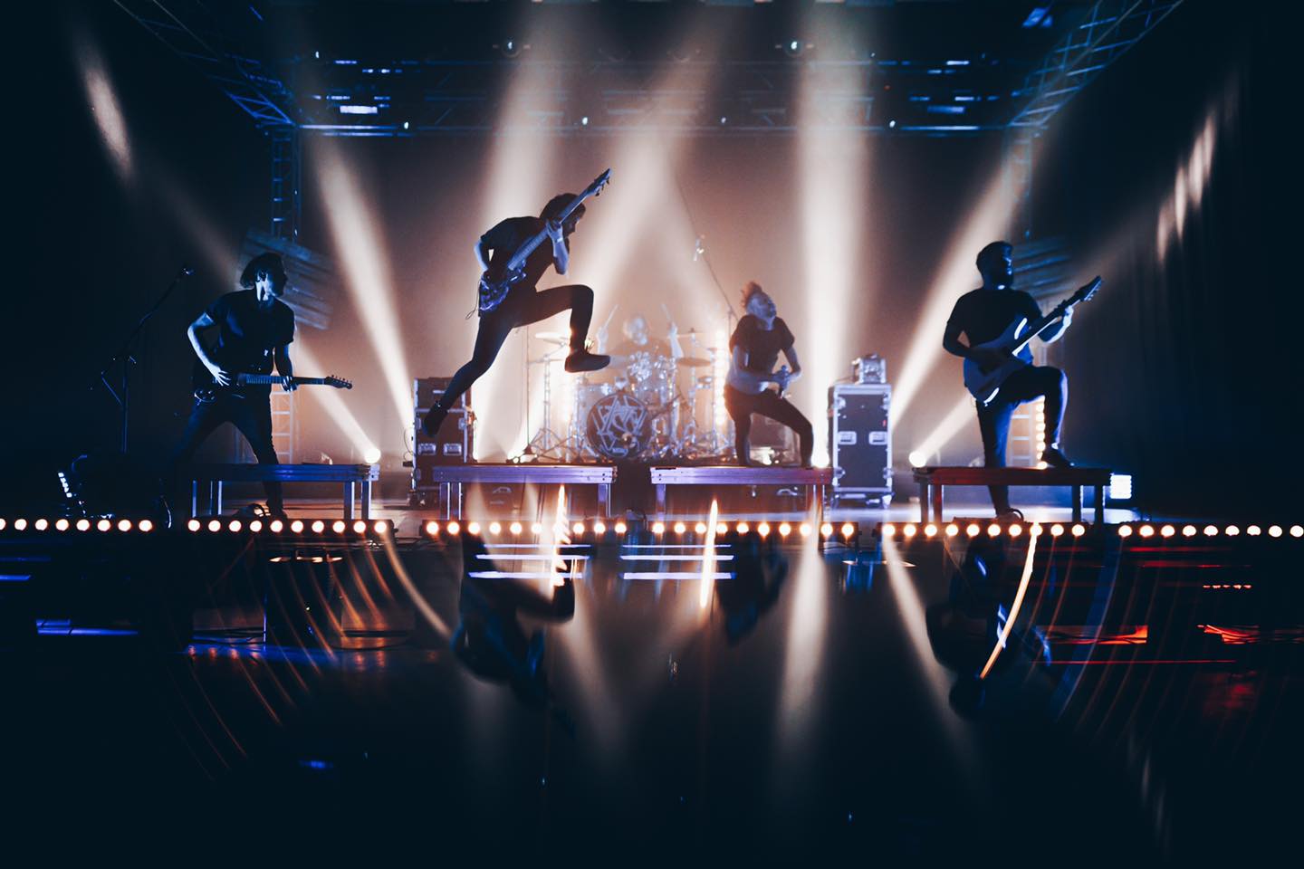 Megjelent az AWS raktárkoncertje, Örs helyett rengeteg vendéggel