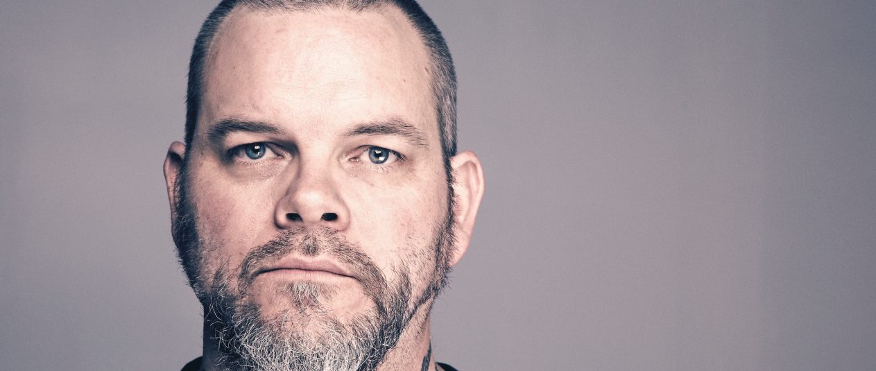 Évekig manipulálta és bántalmazta a családját, visszavonul a zenéléstől a Neurosis frontembere