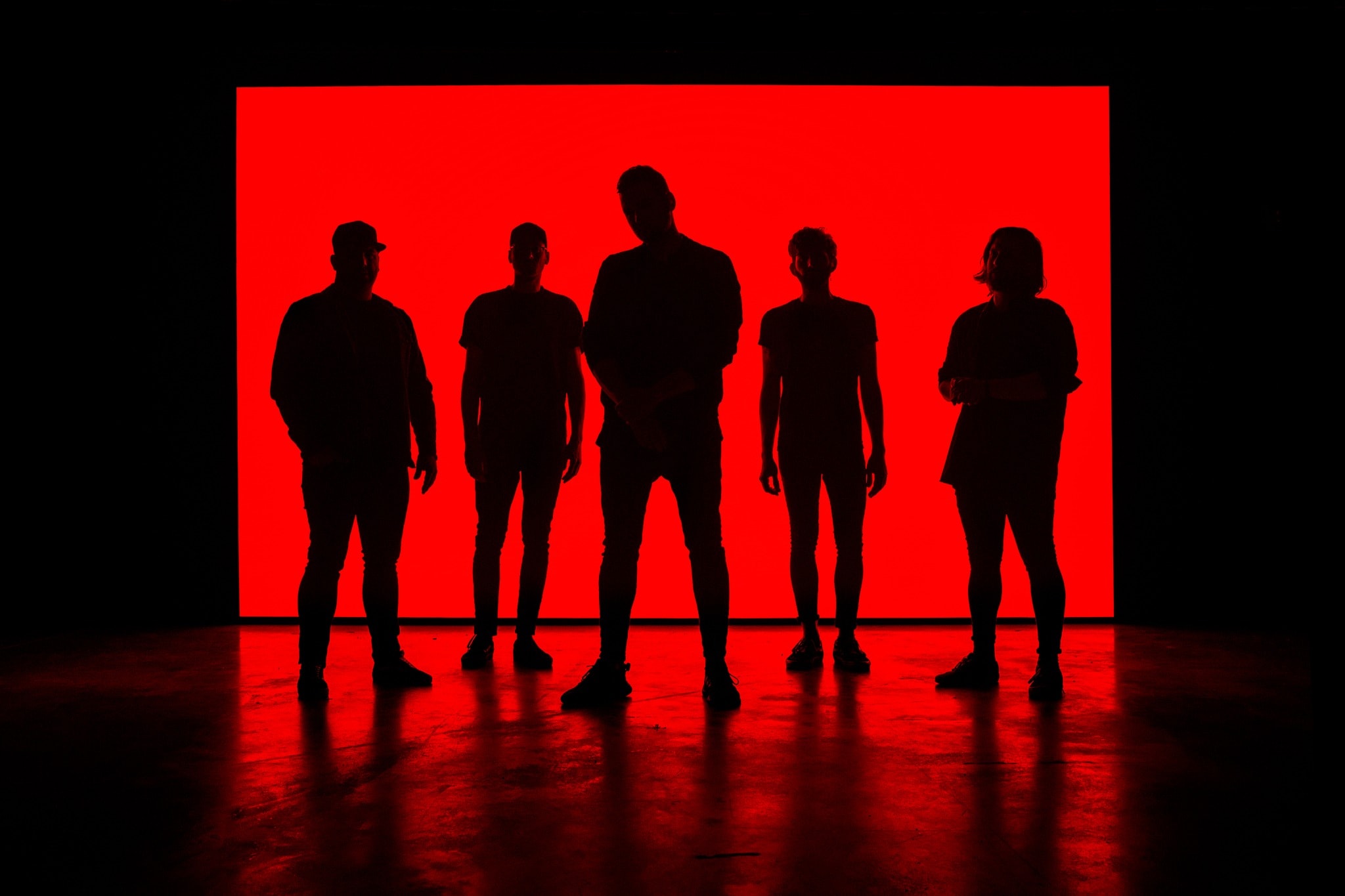 Fülbemászó slágerrel bújik elő az All Faces Down