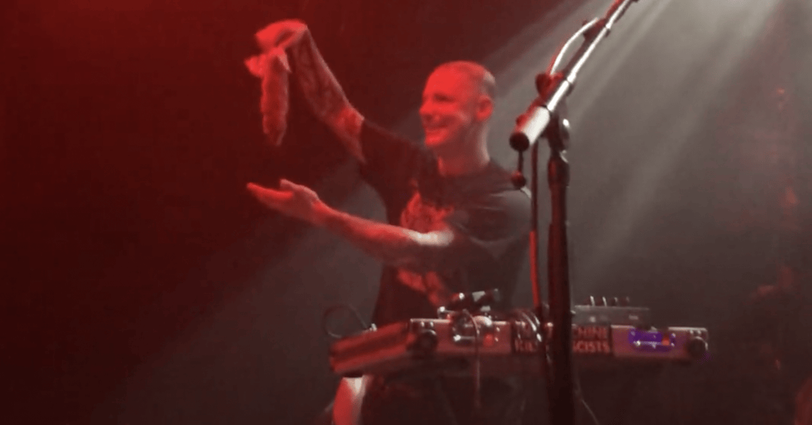 Valaki egy döglött patkányt dobott a színpadra a Full of Hell koncertje közben