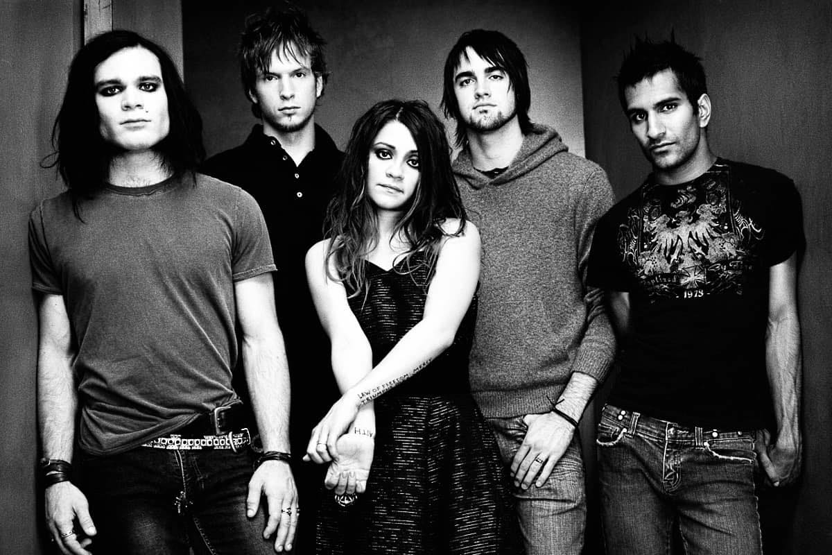 Újjáalakul a Flyleaf az eredeti énekesnőjével, Lacey Sturmmal