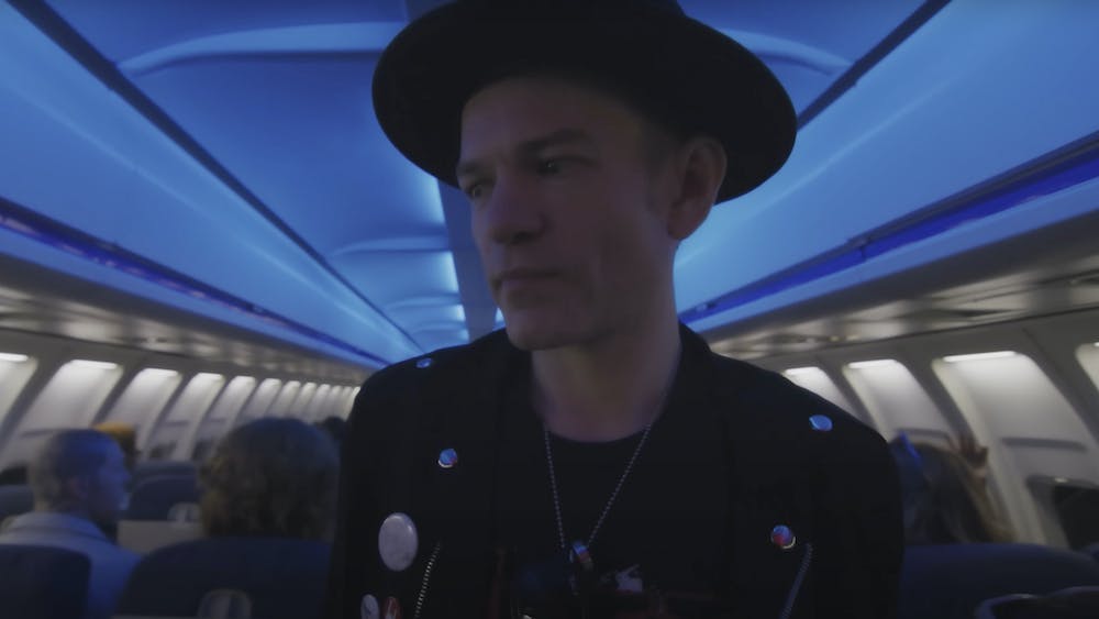 Deryck Whibley fura dolgokat lát egy repülőn a Sum 41 új klipjében