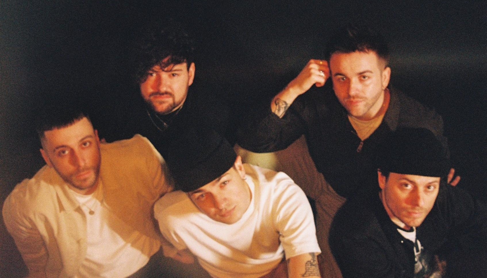 Egy szerencsés buszbaleset ihlette a Boston Manor új számát