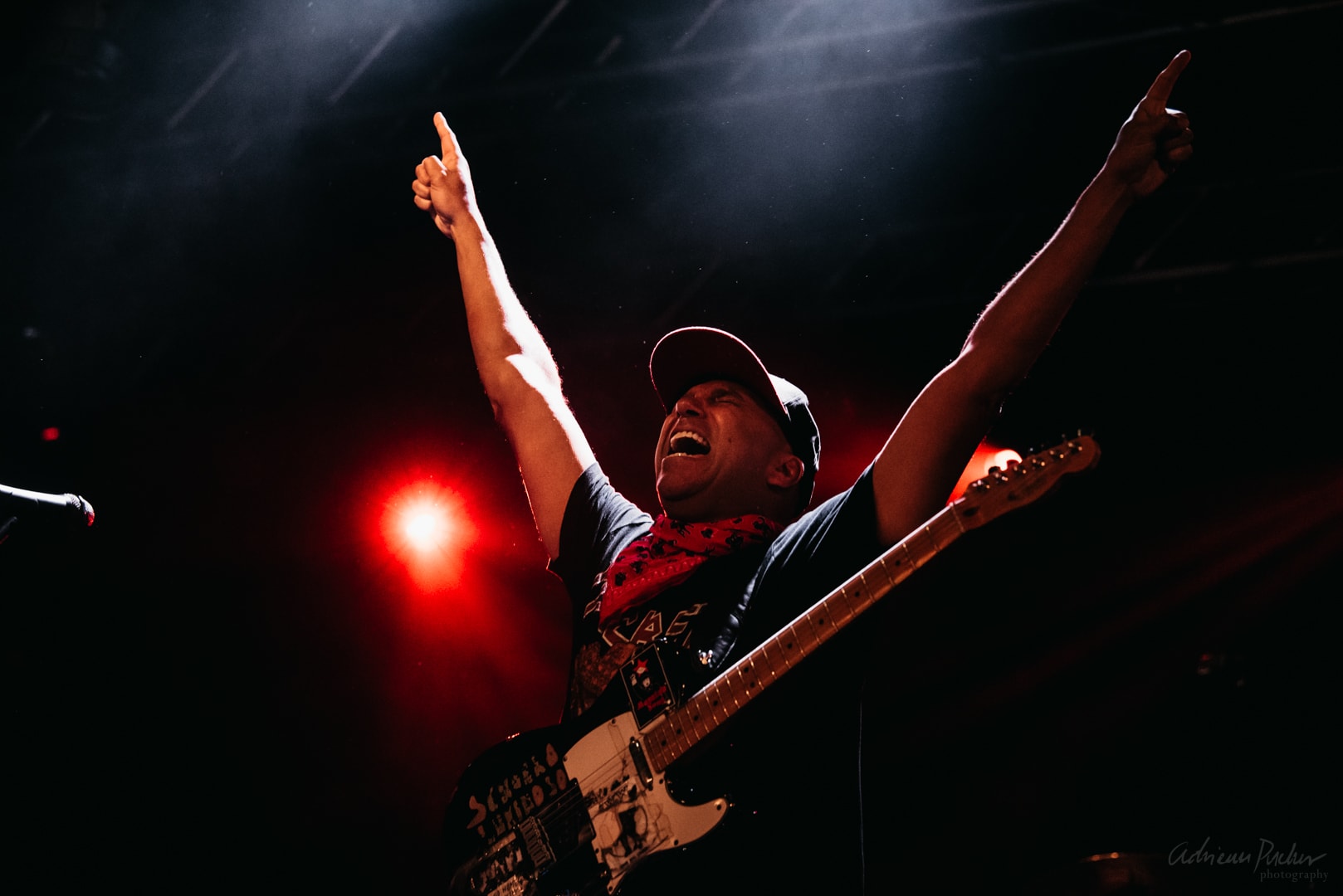 Tom Morello pont úgy hány fittyet a közönsége elvárásaira, mint a gitározás szabályaira, és ezzel mindenki csak jól jár