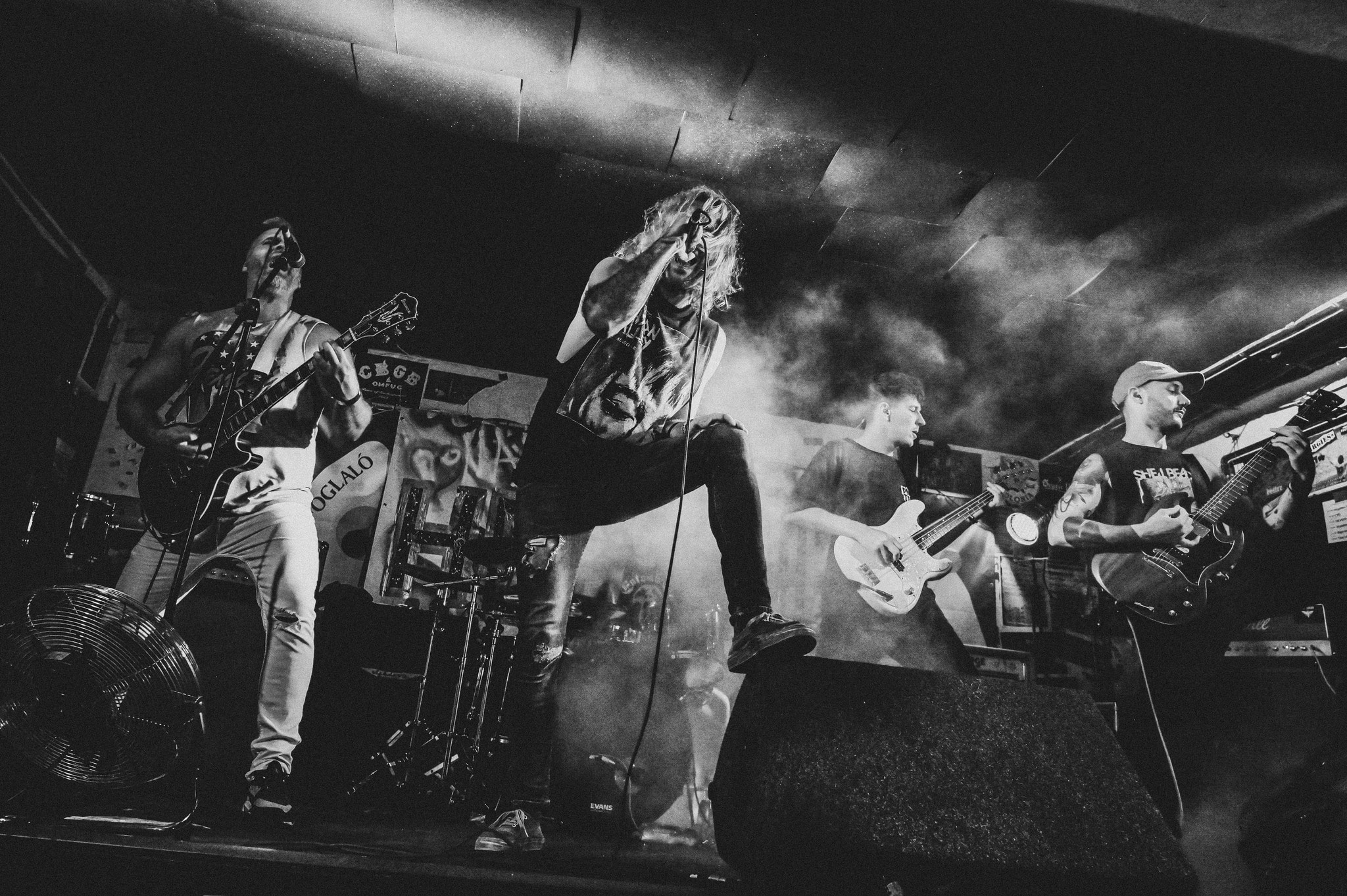 A The Idoru házibulit rendez az Aurórában, ahol bárki eljátszhat velük egy dalt