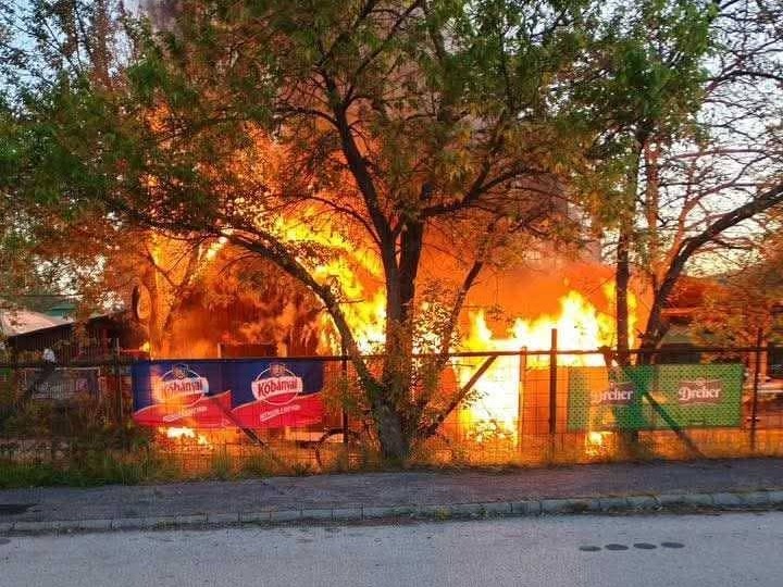 Kigyulladt és leégett Dorogon a Kacsa